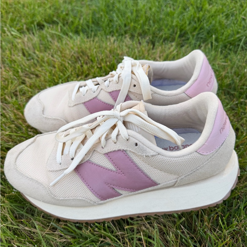 Women’s 8.5 Retro Lifestyle Sneakers in pink and beige